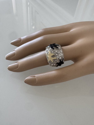 Ring with rhinestones and leaf design silver color like new