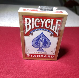 τραπουλα BICYCLE STANDARD χρωματος κοκκινο.