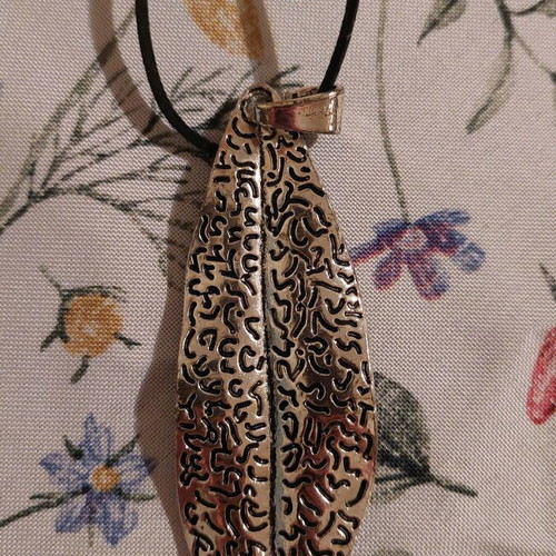 Long leaf necklace like new, unworn