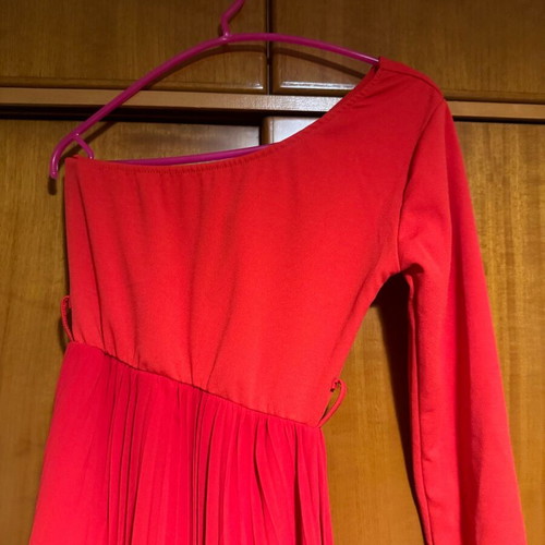 Red dress like new, size Small, pleated fabric