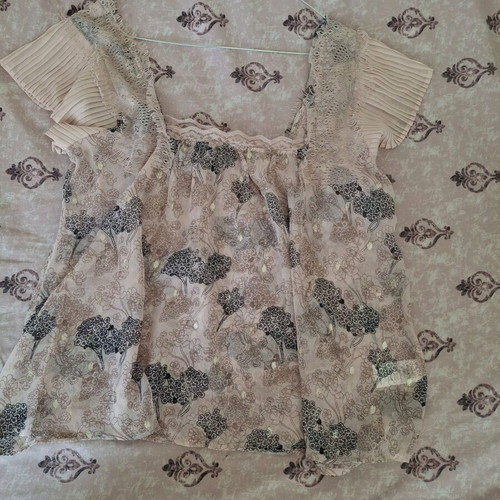 Attrattivo top like new, size large, pink with floral print