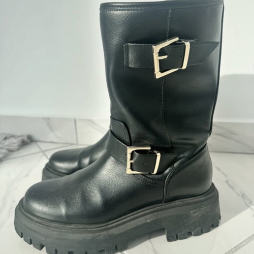 Stradivarius black boots size 36 used with gold details