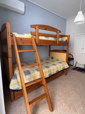 Bunk bed like new, solid wood, 2 separate beds with trundle