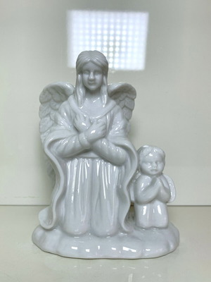 Порцеланово декоративно изделие употребявано с два ангела на облак