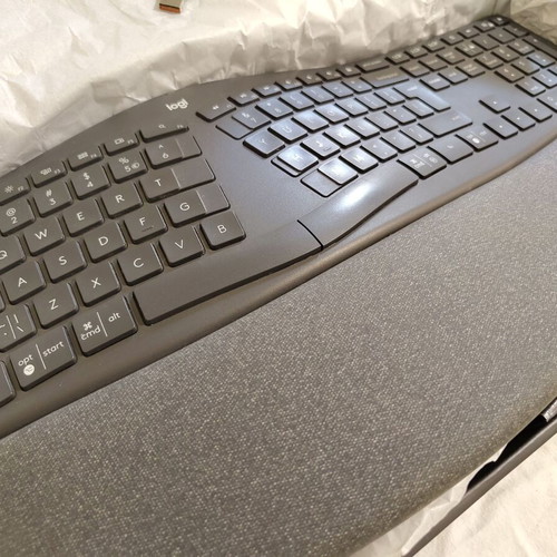 Logitech Ergo K860 Ergonomic Wireless Keyboard like new with Bluetooth and USB