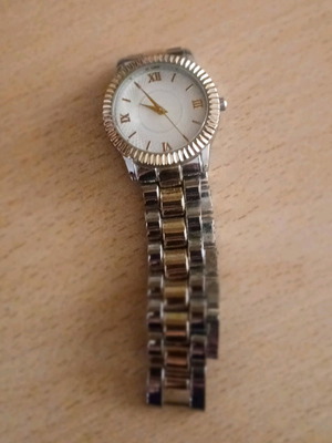 Women's stainless steel watch like new, gold and silver