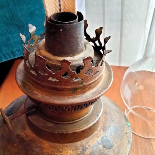 Antique oil lamp like new, brass or copper