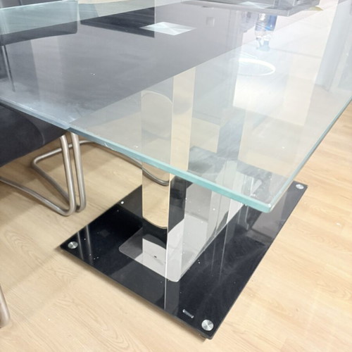 Glass dining table used 1.50x0.90 m