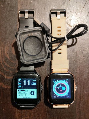 Smart watches like new with 2 chargers, set of 2 pieces