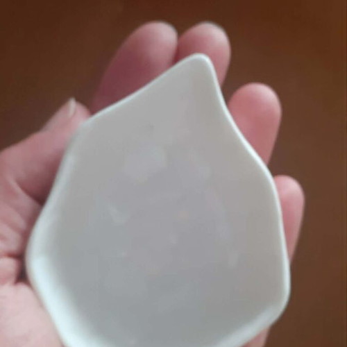 Ceramic leaf-shaped plates like new, ideal for sauces or appetizers