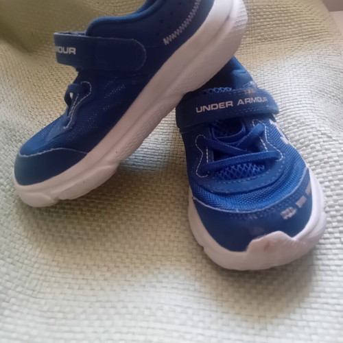 Under Armour kids shoes size 26, like new