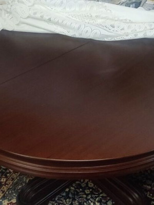 Round table like new, large size, solid wood, brown color