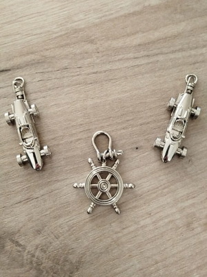 Keychain set new, 2 formula cars and 1 anchor