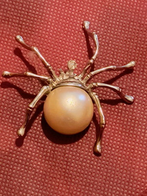 Vintage brooch like new with large pearl and crystal