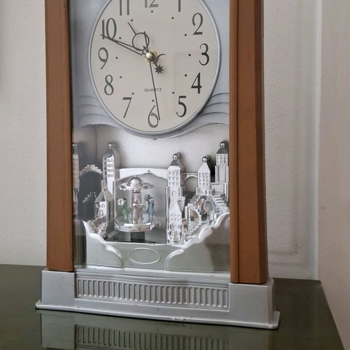 Quartz table clock used with decorative city scene