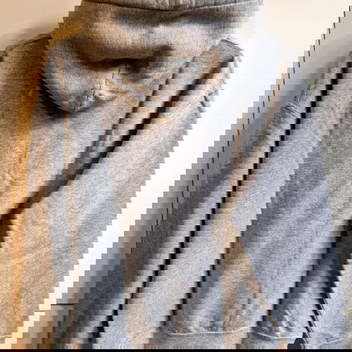 Сив суичър