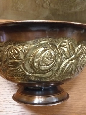 Χάλκινο μπολ μεταχειρισμένο με τριανταφυλλάκια σε δύο χρώματα