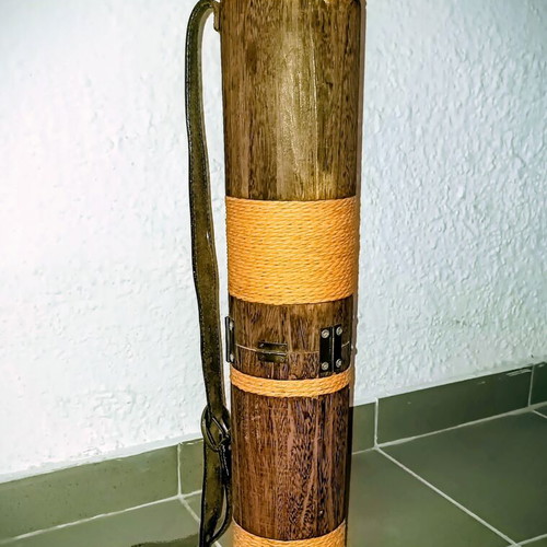 Handmade quiver with 6 stainless steel tip arrows like new