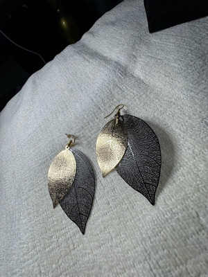 Leaf-shaped earrings black and gold new