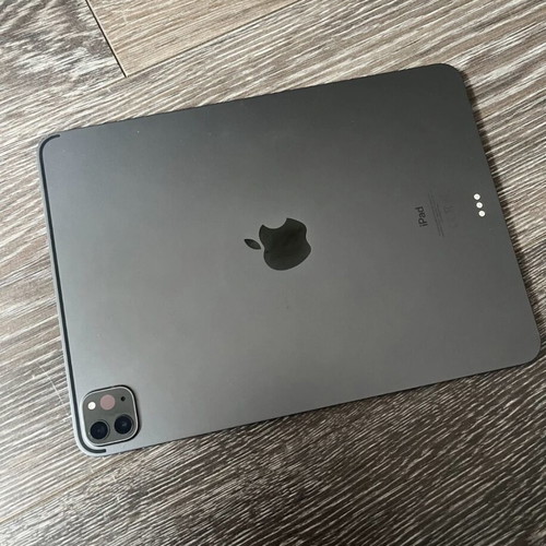 iPad Pro 3 11 inch 256GB M1 used with German case, mousepad and keyboard