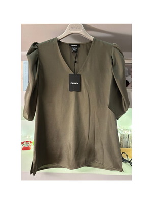 DKNY top new with wide fit and sleeves