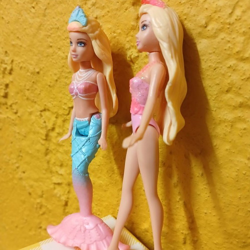 Barbies mini dolls used, pack of 2 pieces