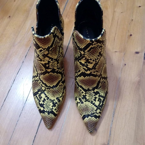 Zara heeled ankle boots like new, unique color, size 38