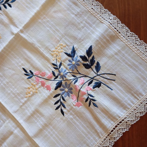 Embroidered lace square vintage decorative piece like new