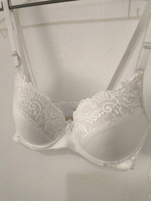 Set of 2 women's bras new, white and beige