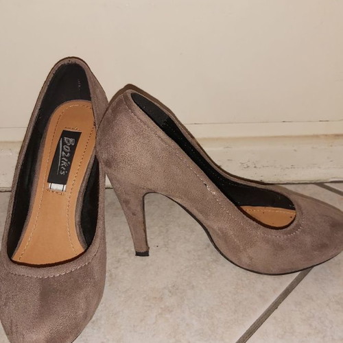 Bozikis suede pumps like new, size 37, brown tobacco color