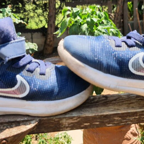 Nike Downshifter 12 kids athletic shoes used, size 23.5, blue