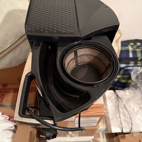 Delonghi French Coffee Maker used, slightly cracked carafe