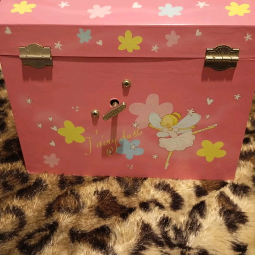 Jewelry box used pink in very good condition