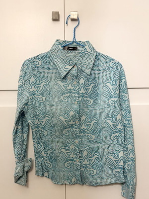 Only shirt medium size, like new, white and turquoise