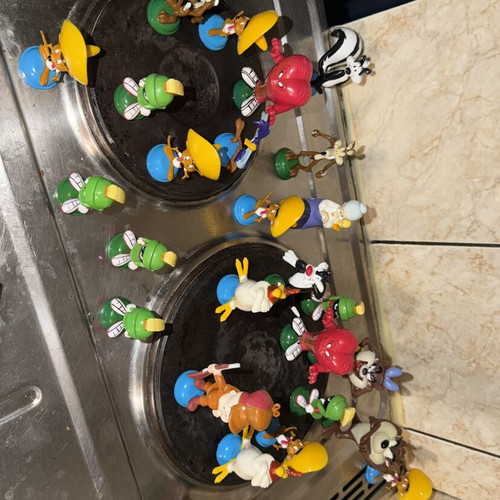Looney Tunes figures
