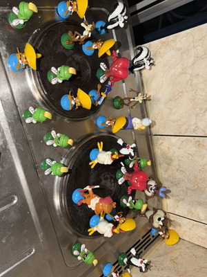 Looney Tunes figures