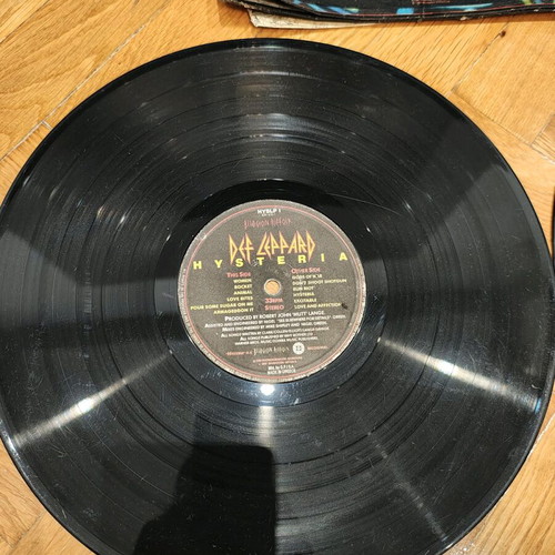 Def Leppard Hysteria vinyl used, sleeve in poor condition