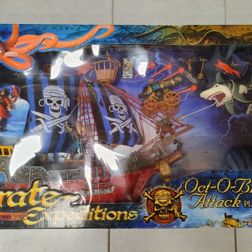 Pirate ship new with many extra accessories