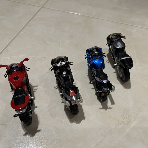 Motorcycle models 1/18 scale like new, set of 4