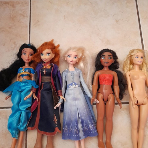 Disney dolls like new, sold together or separately