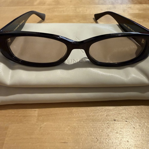 AV sunglasses Noemie black like new with case and box