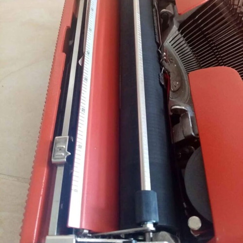 Olivetti Lettera 32 typewriter red, like new