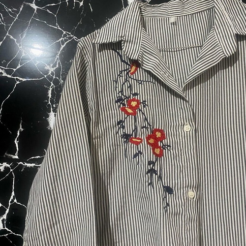 Striped shirt women's size M like new with embroidered flowers