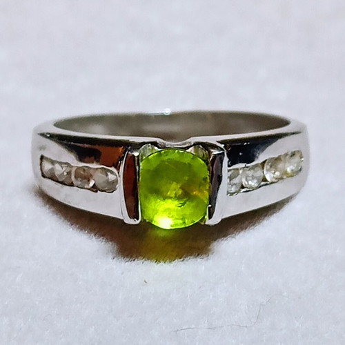 Silver 925 ring with peridot like new