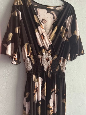 Dress with large flowers like new, size S/M, black and white