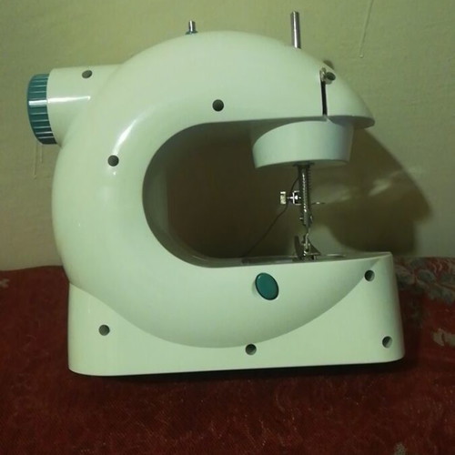 Crown MS 206 Mini Portable Sewing Machine new, battery and electric