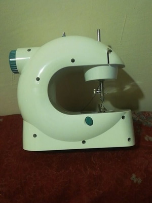 Crown MS 206 Mini Portable Sewing Machine new, battery and electric