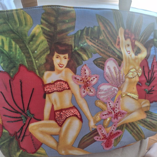 La Chaise Longue shoulder bag used with colorful embroidery