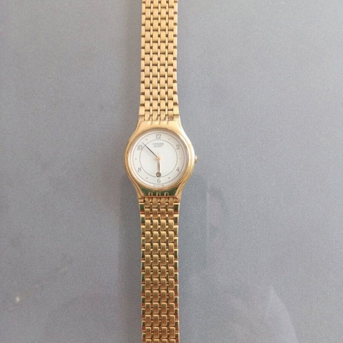 Citizen Qourtz wristwatch used, slim with gold bracelet and white dial