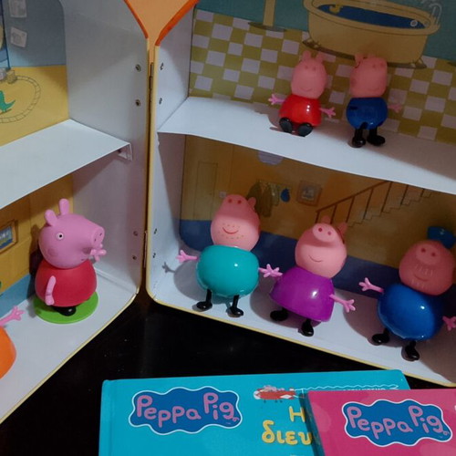 Peppa Pig metal playhouse suitcase with 8 character figures